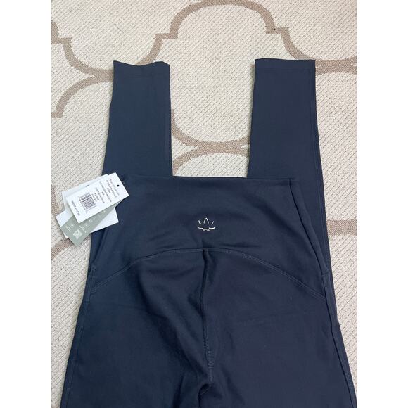 Beyond Yoga black POWER BEYOND Strive Midi Legging 2.0, size XS, MSRP $110 - Picture 1 of 13